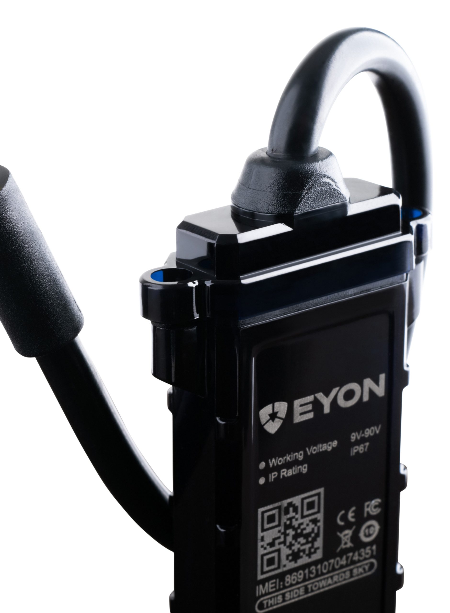 Συσκευή εντοπισμού GPS Eyon Wired, κοντινό πλάνο του κιτ σύνδεσης
